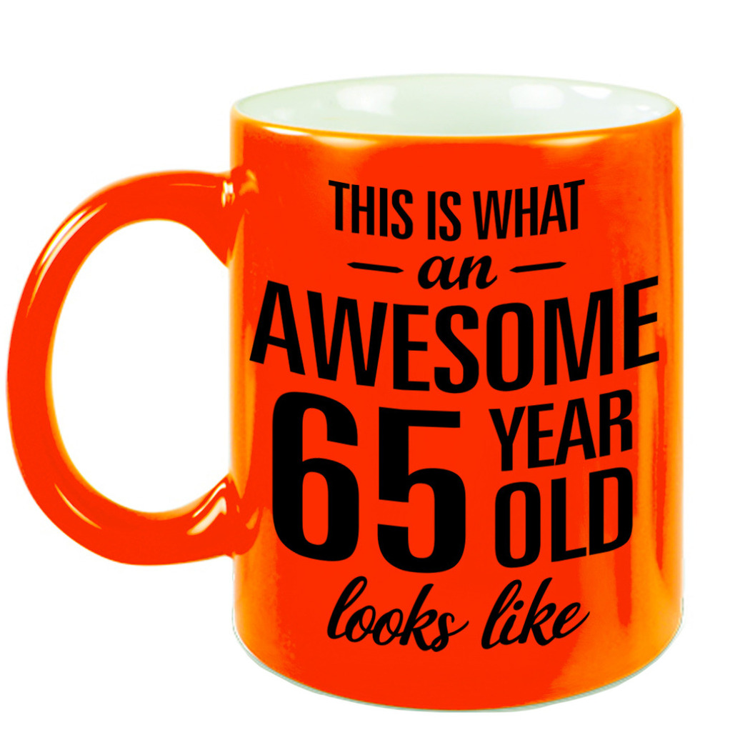 Awesome 65 year cadeau mok-beker neon oranje 330 ml