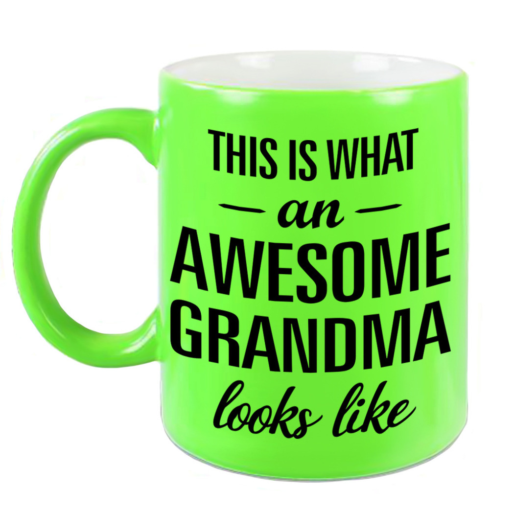 Awesome grandma-oma neon groene cadeau mok-beker 330 ml