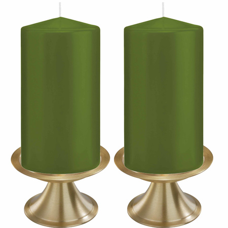 Set van 2x Olijfgroene cilinderkaarsen/stompkaarsen 8 x 15 cm met 2x gouden kaarsenhouders